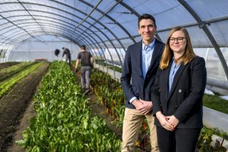 Matthieu Glauser, président de BioVaud (à gauche), et Valerie Dittli, conseillère d'Etat vaudoise en charge de l'agriculture (à droite), ont signé vendredi à Morges un accord portant sur le soutien financier alloué à l'agriculture biologique vaudo...